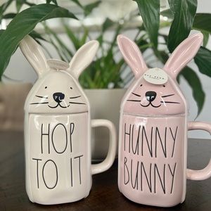 Rae Dunn Mugs w Top